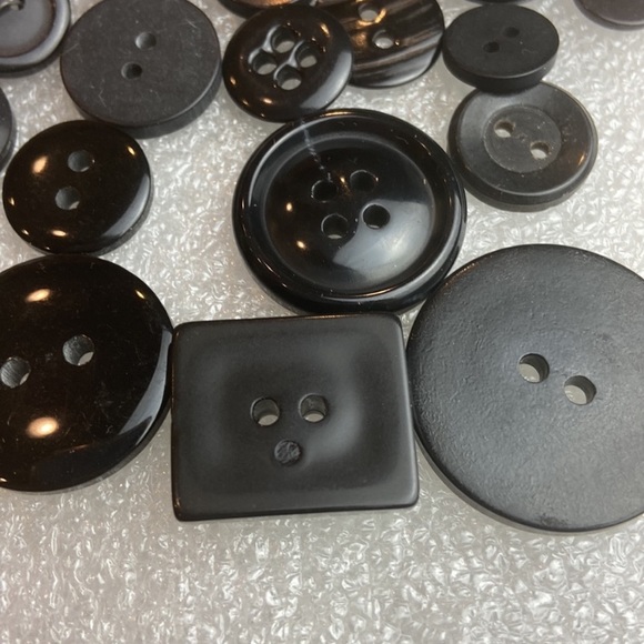Vintage 36 black buttons a variety of shapes and sizes - Picture 4 of 7
